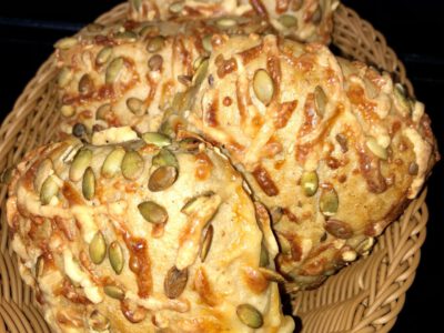 Käse-Kürbiskernbrötchen
